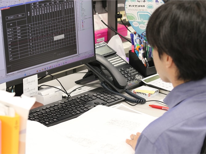 PCを操作する人の様子