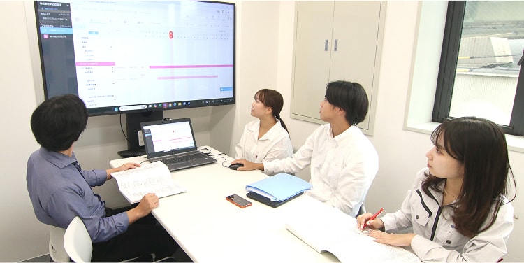 モニターを見ながら会議をする様子