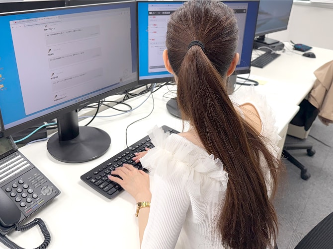 PCを操作する人の様子