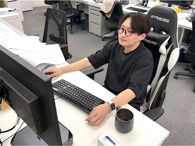 PCを操作する人の様子