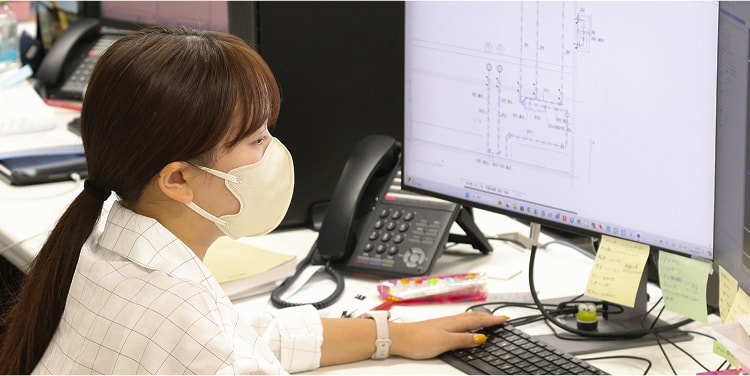 PCを操作する人の様子